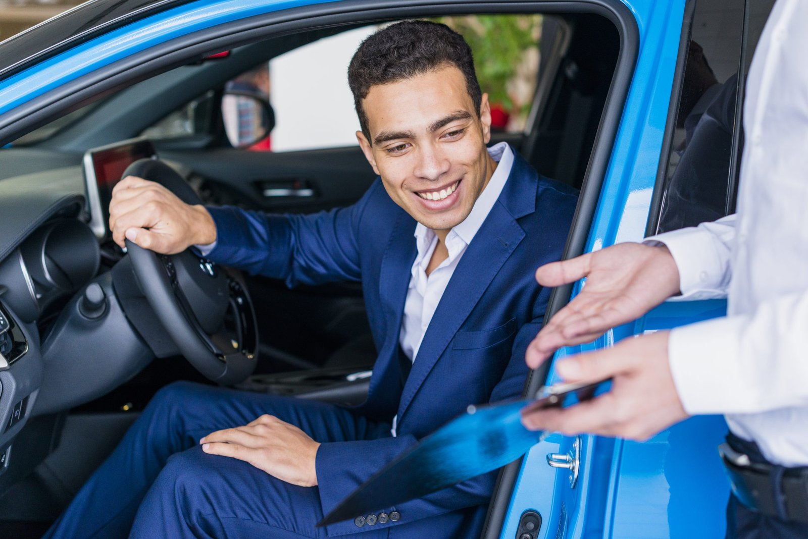 portrait-salesman-car-dealership (1)